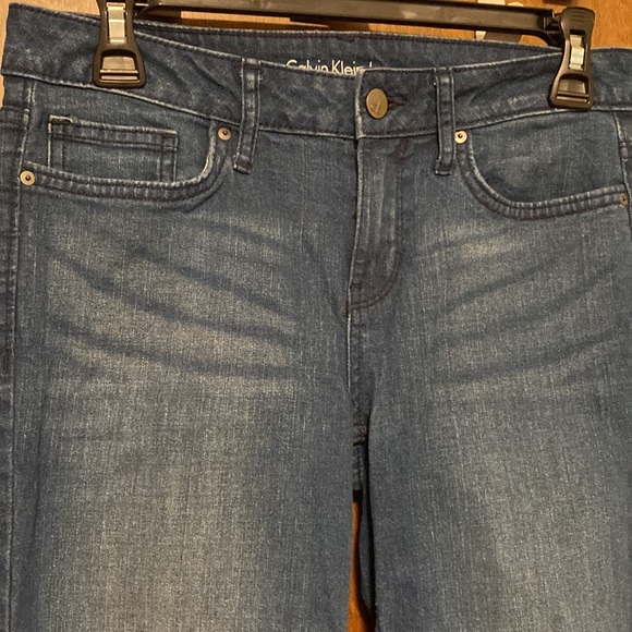 CALVIN KLEIN medium washed denim jeans. Classic back pocket stitching. Size US 4 - Picture 6 of 9